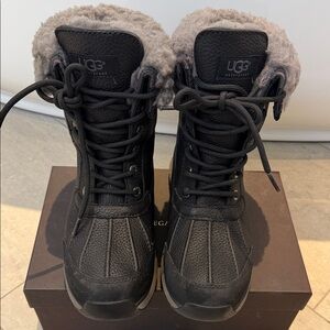UGG Women's Black and Gray Winter Boots